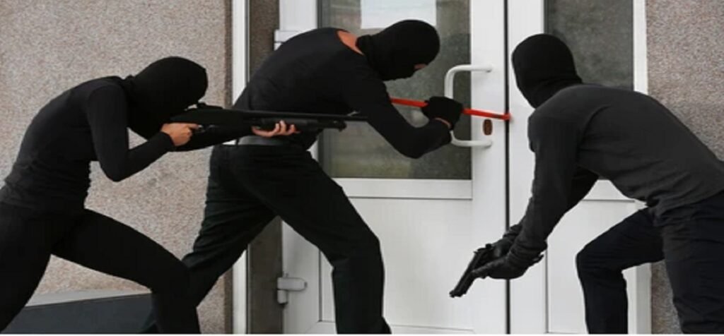 CG NEWS: अफसरों के घरों पर चोरो का धावा, 50 लाख की चोरी कर फरार हुए चोर, संगठित गिरोह पर शक