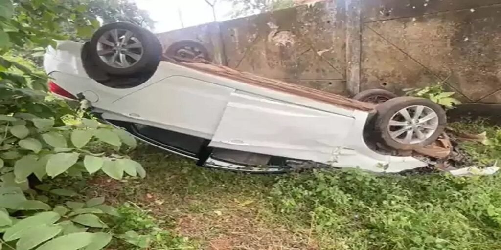 NH-930 पर बड़ा सड़क हादसा: मवेशियों से भिड़ी होंडा कार, जिला जेल की दीवार से टकराकर हुई दुर्घटनाग्रस्त