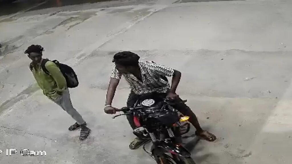 Kurnool Bus Fire : नशे में धुत्त बाइक सवार की लापरवाही ने ली 20 जानें, CCTV वीडियो आया सामने