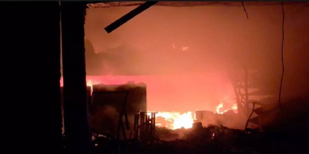 दिवाली की खुशियां मातम में बदलीं: शिवरीनारायण मार्केट में आग से व्यापारियों को लाखों का नुकसान