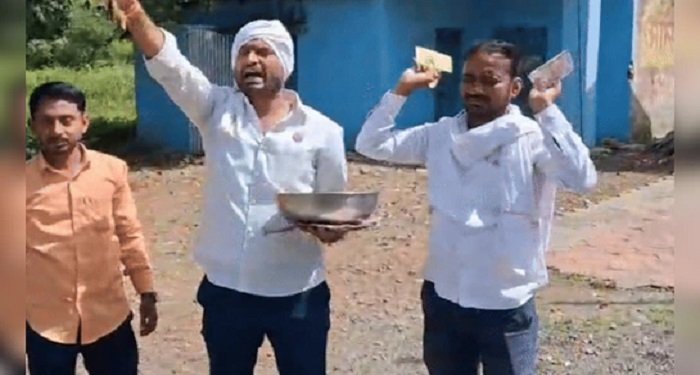 Farmer Protest: मुआवजा न मिलने से किसानों का अनोखा विरोध! सड़क पर उड़ाए 100, 50 और 20 के नोट