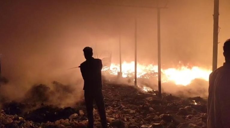 Chhattisgarh : प्लास्टिक फैक्ट्री में भीषण आग… कुछ ही मिनटों में पूरी यूनिट जलकर खाक, लाखों का नुकसान