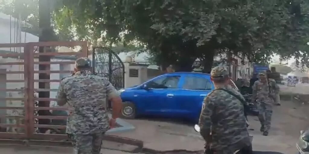 Chhattisgarh : डॉक्टर के घर नकली आईटी रेड! ठग बने अफसर, लाखों के जेवर–नकदी लेकर फरार