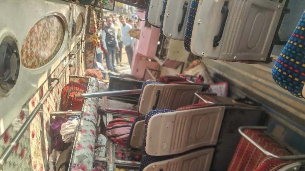 CG Road Accident: यात्री बस-ट्रेलर में आमने-सामने की टक्कर से मचा हड़कंप, एक व्यक्ति की मौत, 15 घायल