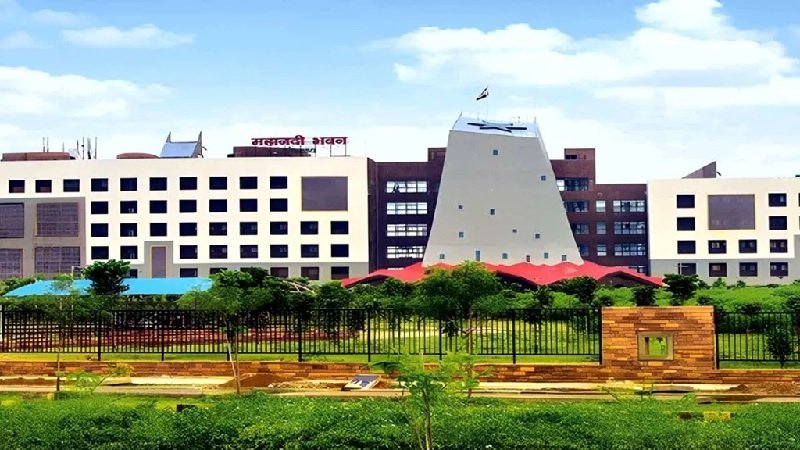 अब नहीं होगी अचानक नौकरी से छुट्टी: छत्तीसगढ़ सरकार का संविदा कर्मचारियों के हित में बड़ा कदम