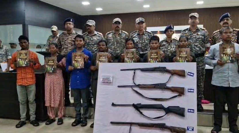 Naxalites surrender: कांकेर से गढ़चिरौली तक 15 नक्सलियों का आत्मसमर्पण, 1 करोड़ से अधिक का इनाम घोषित