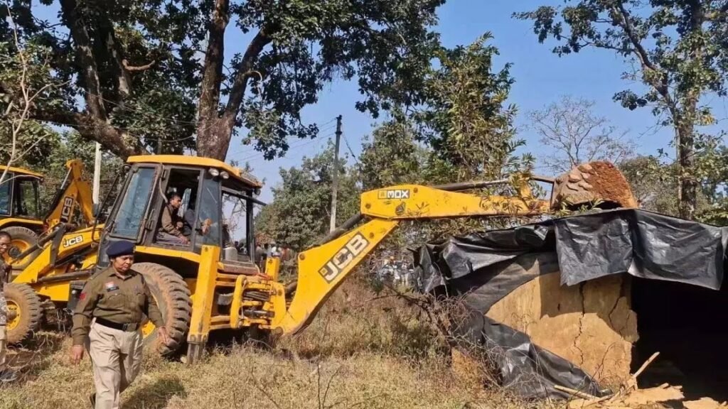 Chhattisgarh: महिलाओं का अतिक्रमण हटाने वाली टीम पर हमला, लाठी-पत्थर से किया प्रहार