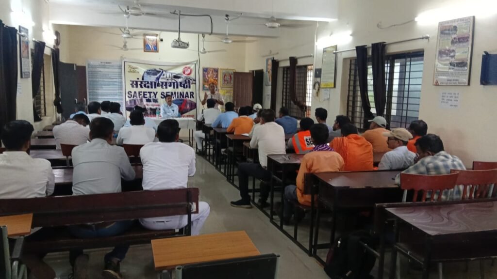 दक्षिण पूर्व मध्य रेलवे रायपुर रेल मंडल में ट्रेनों के सुरक्षित परिचालन को लेकर कर्मचारी ट्रेनिंग स्कूल,परिचालन,बीएमवाई में संरक्षा सेमिनार का आयोजन किया गया।