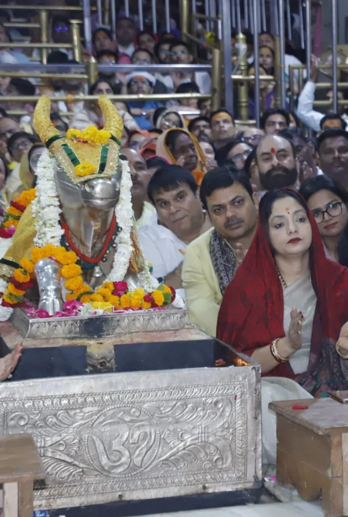 भस्म आरती के दर्शन करने महाकाल के दरबार पहुंची भारी भीड़, क्रिकेटर स्नेहा राणा ने लिया आशीर्वाद