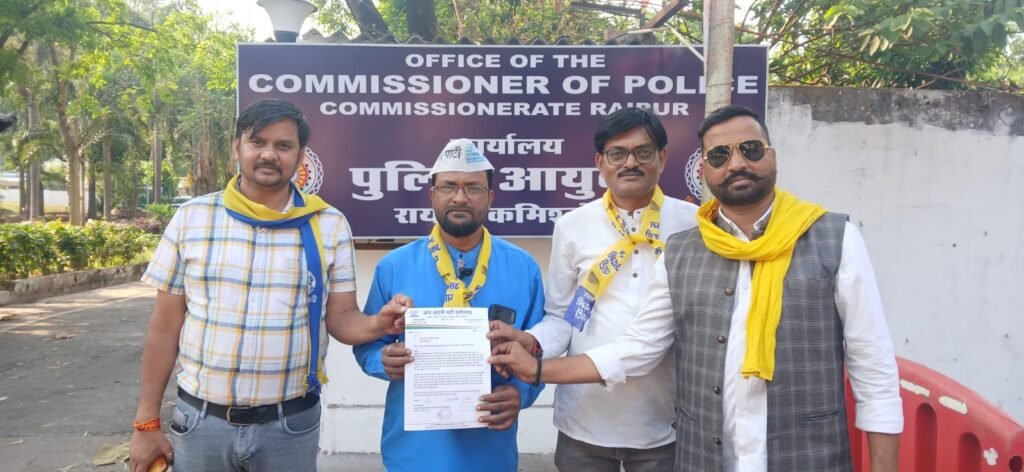 रायपुर की ट्रैफिक समस्याओं को लेकर आम आदमी पार्टी ने कमिश्नर संजीव शुक्ला को सौंपा ज्ञापन