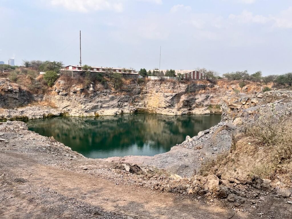 रायपुर कलेक्ट्रेट खनिज विभाग की गिट्टी खदानो पर बड़ी कार्रवाई क्रेशर सील