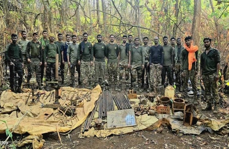 जंगल में माओवादियों का हथियार कारखाना तबाह, सुरक्षा बलों ने भारी मात्रा में विस्फोटक और हथियार किए बरामद