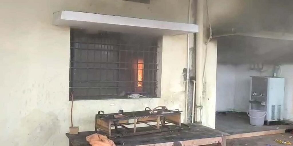 BREAKING: सर्किट हाउस में भीषण आग, शॉर्ट सर्किट से मची अफरा-तफरी…