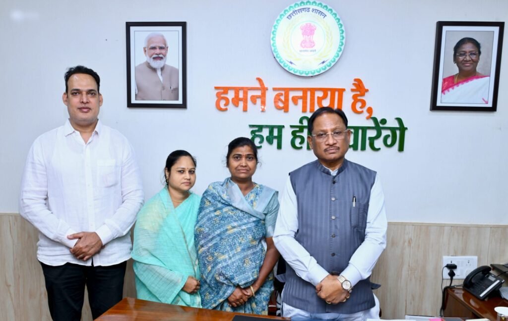 दिवंगत शिक्षा कर्मी के परिजन ने नियुक्ति की मांग को लेकर माननीय मुख्यमंत्री से भेंट