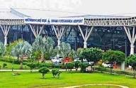 स्वामी विवेकानंद एयरपोर्ट में गड़बड़झाला! मरम्मत करते-करते 30 फीट से गिरा मजदूर, मचा हंगामा