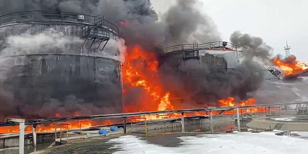 Russia-Ukraine War: यूक्रेन के हवाई हमले से दहली रूसी ऑयल रिफ़ाइनरी, भीषण धमाके के बाद आसमान में छाया काला धुआं