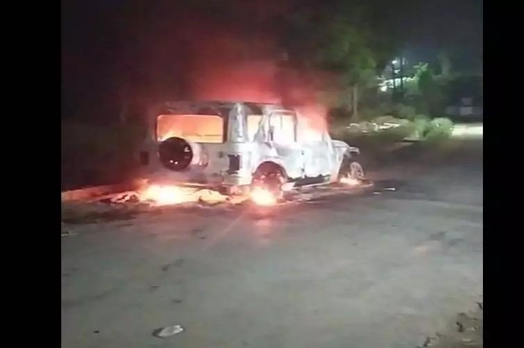 CG CRIME : घर के बाहर खड़ी कार को बदमाशों ने लगाई आग, इलाके में हड़कंप; पुलिस जांच में जुटी