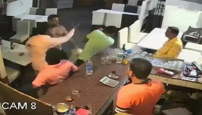 CG CRIME : बार बंद करने पर युवक का हंगामा, वेटर से मारपीट कर दबाया गला, VIDEO वायरल