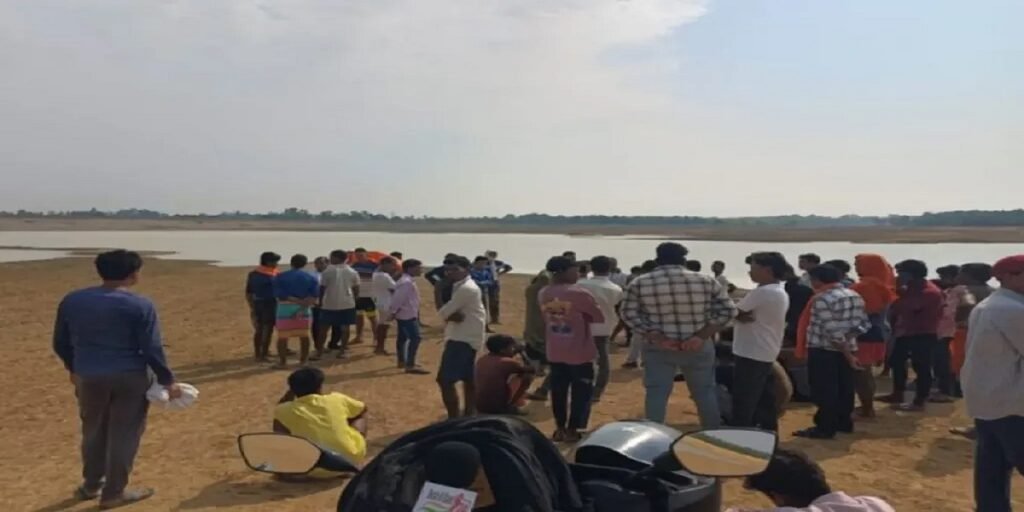 CG में बड़ा हादसा: बांध में पलटी 9 लोगों से भरी नाव, 3 ग्रामीण लापता, तलाश जारी