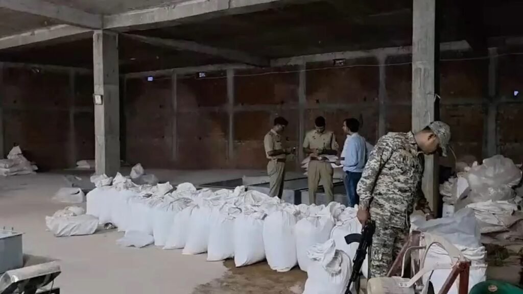 डिटर्जेंट पाउडर की आड़ में गुटखा फैक्ट्री! गोदाम किराए पर लेकर चला रहा था अवैध कारोबार; किराएदार की तलाश में पुलिस जुटी
