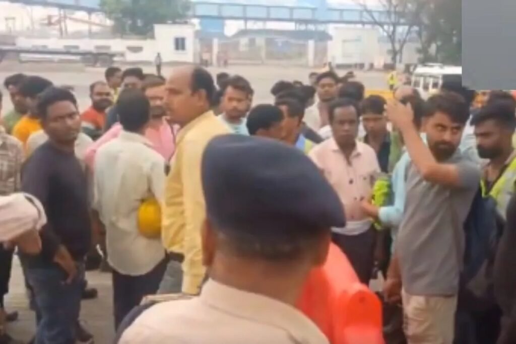 ‘काम दो या जवाब दो’ के नारों से गूंजा वेदांता प्लांट, 200 कर्मचारियों को हटाने के आरोप पर श्रमिकों का प्रदर्शन
