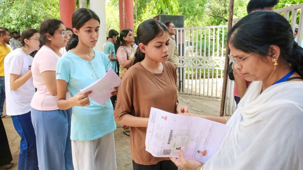 NEET-JEE Exams: NEET-JEE में बड़ा बदलाव संभव! एडमिशन में बोर्ड परीक्षा के नंबरों को मिल सकता है 50% वेटेज