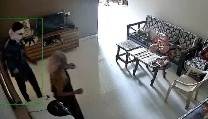 CG CRIME : घर में घुसे बदमाश, बुजुर्ग दंपती को धारदार हथियार से डराकर की लाखों की लूट, वारदात CCTV में कैद
