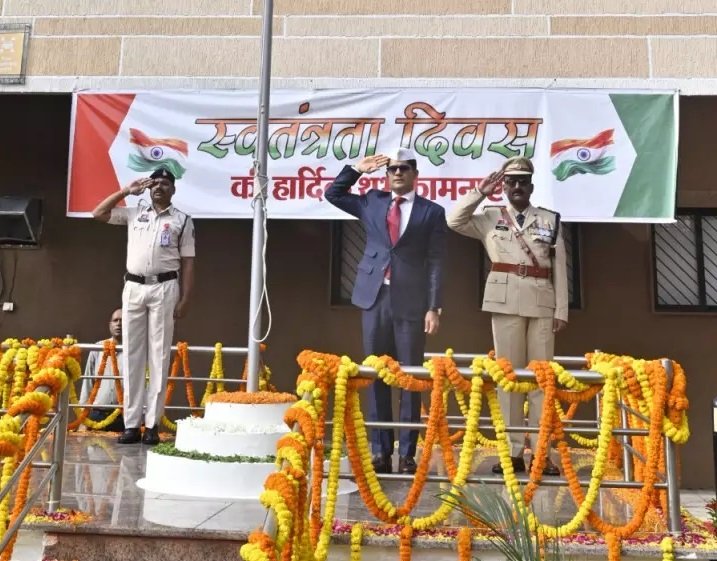 मंत्रालय महानदी भवन में शान से लहराया तिरंगा, सचिव अविनाश चम्पावत ने ली परेड की सलामी