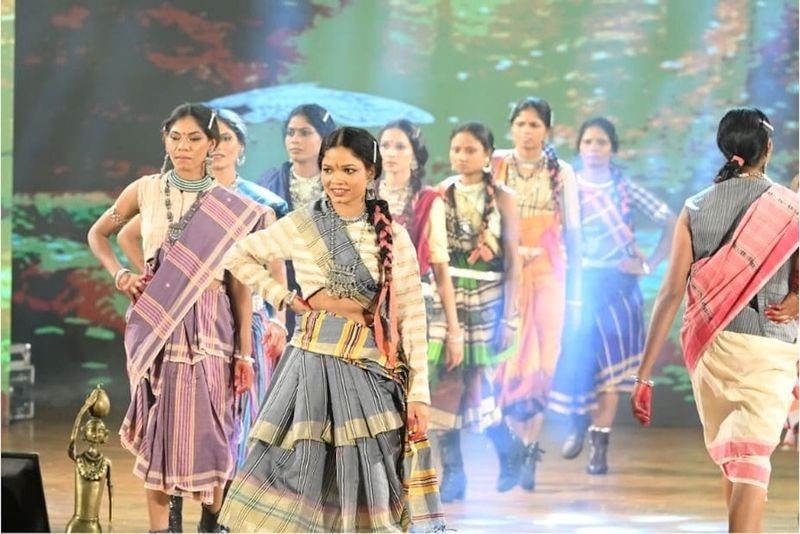 सुकमा की 9 पुनर्वासित महिलाओं का रैंप वॉक विवाद पर विभाग का स्पष्टीकरण, कहा- अपनी इच्छा से लिया था हिस्सा