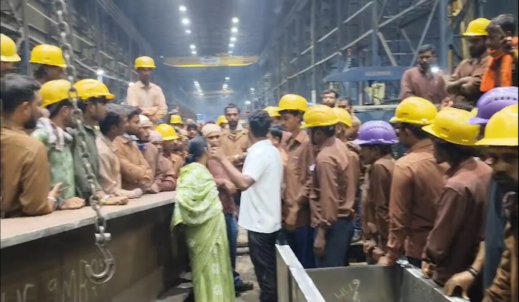 Bhilai Factory Accident News: सिस्कोल फैक्ट्री में जॉब हैंडलिंग के दौरान हादसा, मजदूर की मौत से मचा हंगामा