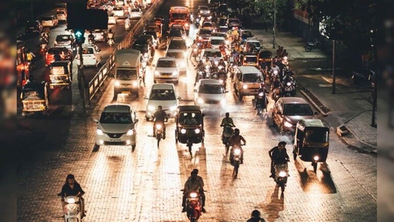 Vehicle Light Rules: गाड़ियों की लाइट को लेकर आ रहे सख्त नियम! नए सरकारी ड्राफ्ट में क्या बदलेगा, जानें पूरी जानकारी