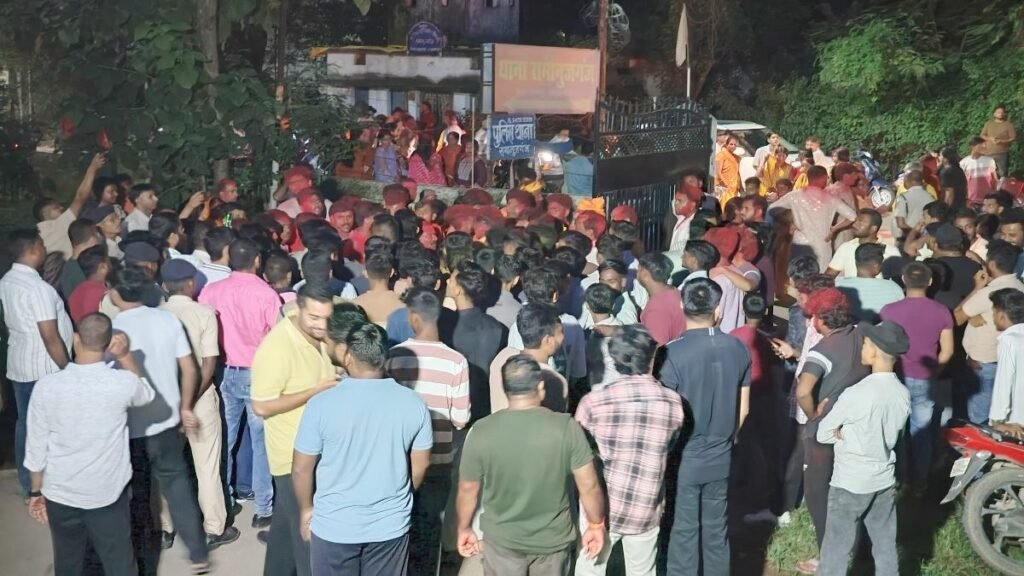CG News: गणेश विसर्जन जुलूस में बवाल! डीजे बंद कराने पर भड़के समिति के लोग, थाने का किया घेराव