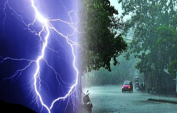 Aaj ka Mausam: छत्तीसगढ़ में आज भारी बारिश का अलर्ट, 65 KM प्रति घंटे की रफ्तार से चल सकती हैं हवाएं